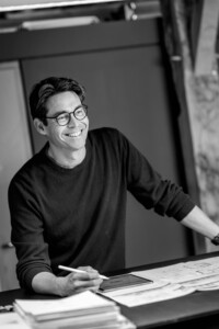 Hans staand ZW 02