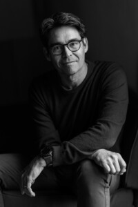 Hans zittend ZW