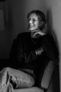 Martine zittend ZW